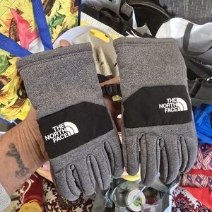 The North Face Kids Black and Gray GlovesThe North Face Osito Etip